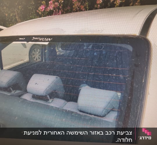 שמשה אחורית של רכב עם סימני בלאי